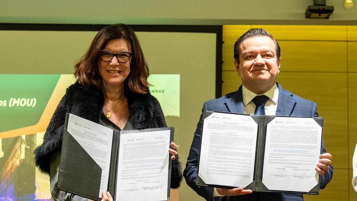 A presidente da Petrobras, Magda Chambriard, e o diretor geral da Pemex, Juan Carlos Carpio Fragoso, na cerimônia de assinatura