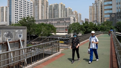 China muda tom, promete apoio à economia e mira crise imobiliária em novo estímulo China muda tom, promete apoio à economia e mira crise imobiliária em novo estímulo