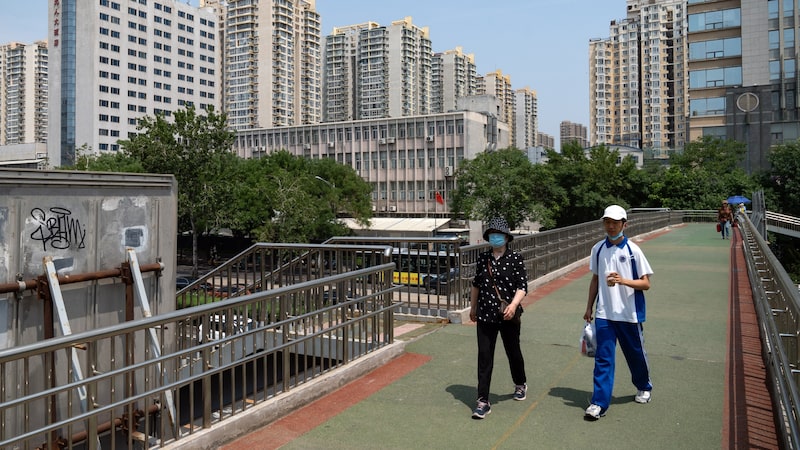 China muda tom, promete apoio à economia e mira crise imobiliária em novo estímulo China muda tom, promete apoio à economia e mira crise imobiliária em novo estímulo