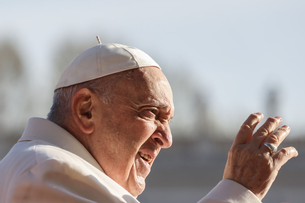 El Papa Francisco saluda mientras llega en su papamóvil para dirigir su audiencia semanal en la Plaza de San Pedro en el Vaticano, el miércoles 29 de marzo de 2023. El Papa Francisco saluda mientras llega en su papamóvil para dirigir su audiencia semanal en la Plaza de San Pedro en el Vaticano, el miércoles 29 de marzo de 2023.