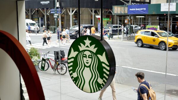 Starbucks fecha lojas e corta 900 vagas em reestruturação de US$ 1 bilhão Starbucks fecha lojas e corta 900 vagas em reestruturação de US$ 1 bilhão