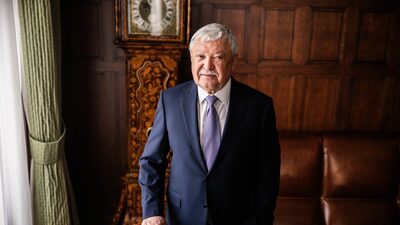 Banqueiro mais longevo da Europa transfere o cargo ao filho após 33 anos como CEO Banqueiro mais longevo da Europa transfere o cargo ao filho após 33 anos como CEO