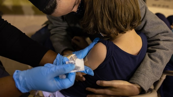 Comité de expertos respalda vacunas de Covid de Moderna y Pfizer para niños pequeños Comité de expertos respalda vacunas de Covid de Moderna y Pfizer para niños pequeños