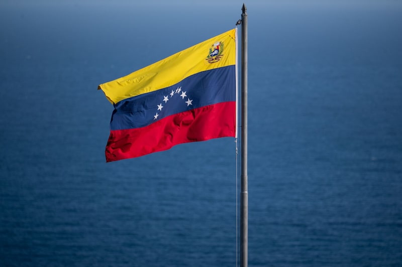 Una bandera venezolana en La Guaira, estado de Vargas (Venezuela), el domingo 30 de noviembre de 2025. Foto: Bloomberg Una bandera venezolana en La Guaira, estado de Vargas (Venezuela), el domingo 30 de noviembre de 2025. Foto: Bloomberg