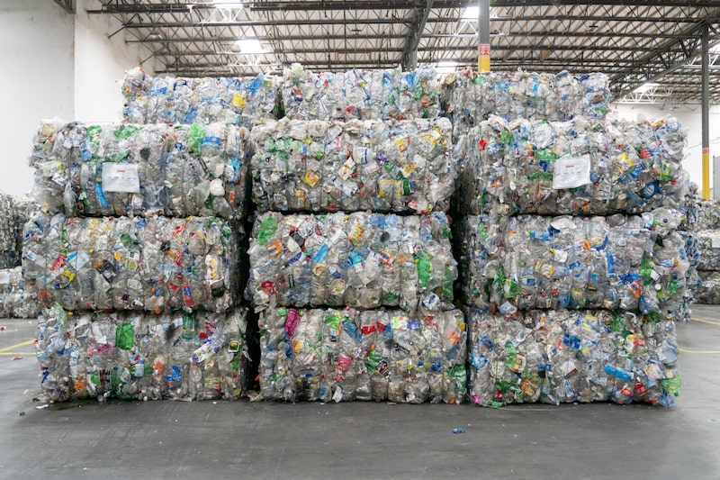 Bultos de botellas de plástico esperan a ser procesados en la planta de reciclaje de plásticos de rPlanet Earth en Vernon, California, EE.UU., el miércoles 22 de junio de 2022. Bultos de botellas de plástico esperan a ser procesados en la planta de reciclaje de plásticos de rPlanet Earth en Vernon, California, EE.UU., el miércoles 22 de junio de 2022.