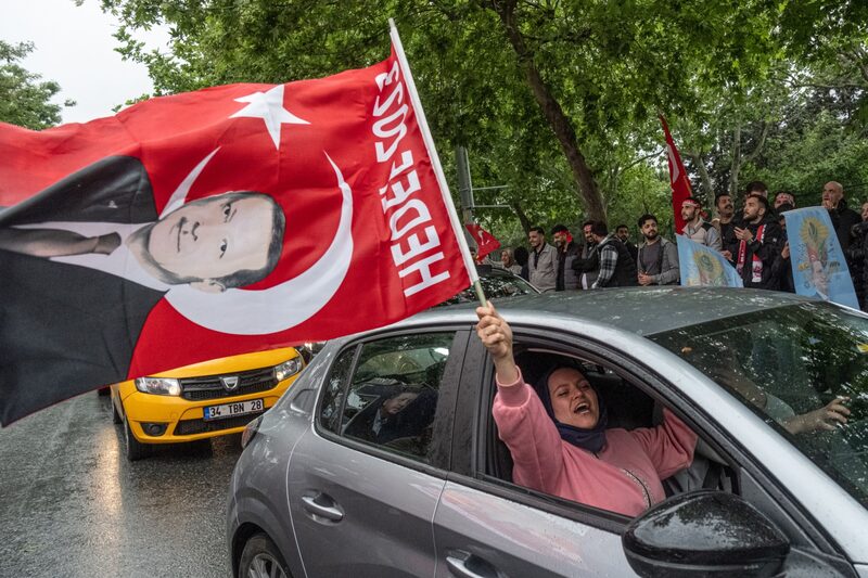 Seguidores de Recep Tayyip Erdogan, presidente de Turquía y candidato presidencial por el Partido de la Justicia y el Desarrollo (AKP), celebran frente a la sede del partido AKP en Estambul, Turquía, el domingo 28 de mayo de 2023. Erdogan aspira a lograr una victoria electoral que le permita prolongar su gobierno hasta una tercera década y mantener la combinación de políticas económica y exterior que ha distinguido al país en la escena mundial. Seguidores de Recep Tayyip Erdogan, presidente de Turquía y candidato presidencial por el Partido de la Justicia y el Desarrollo (AKP), celebran frente a la sede del partido AKP en Estambul, Turquía, el domingo 28 de mayo de 2023. Erdogan aspira a lograr una victoria electoral que le permita prolongar su gobierno hasta una tercera década y mantener la combinación de políticas económica y exterior que ha distinguido al país en la escena mundial.