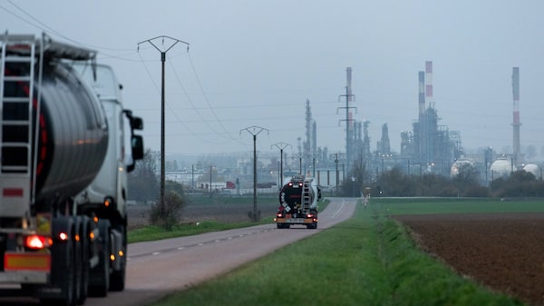 Petróleo cai, mas combustível dispara: CEOs avaliam impacto de ‘tripla ameaça’ ao setor Petróleo cai, mas combustível dispara: CEOs avaliam impacto de ‘tripla ameaça’ ao setor