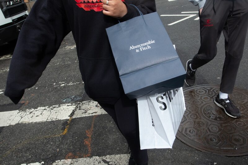 Los ingresos aumentaron por sexto trimestre consecutivo hasta los US$1.000 millones, y los beneficios mejoraron gracias a un menor número de promociones y liquidaciones. Los ingresos aumentaron por sexto trimestre consecutivo hasta los US$1.000 millones, y los beneficios mejoraron gracias a un menor número de promociones y liquidaciones.