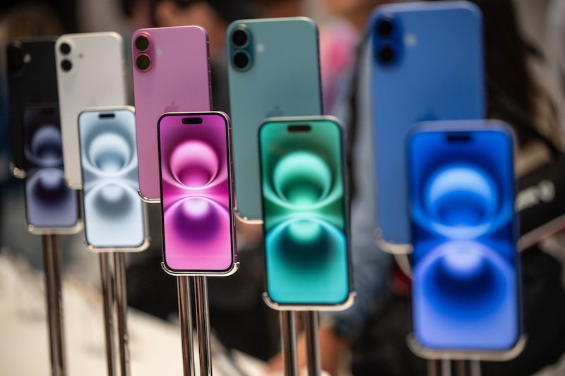 Apple iPhone 16 Plus phones. Apple iPhone 16 Plus phones.