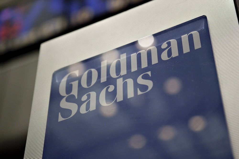 Logo de Goldman Sachs en una pantalla, en una imagen corporativa que refleja al banco de inversión en un entorno financiero. Logo de Goldman Sachs en una pantalla, en una imagen corporativa que refleja al banco de inversión en un entorno financiero.