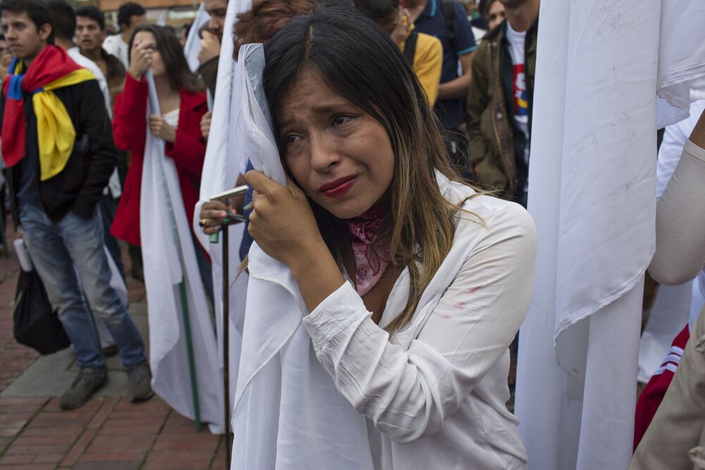 Una mujer reacciona luego de enterarse del rechazo a un acuerdo de paz con las Fuerzas Armadas Revolucionarias de Colombia (FARC) luego de un plebiscito en Bogotá, Colombia, el domingo 2 de octubre de 2016. Una mujer reacciona luego de enterarse del rechazo a un acuerdo de paz con las Fuerzas Armadas Revolucionarias de Colombia (FARC) luego de un plebiscito en Bogotá, Colombia, el domingo 2 de octubre de 2016.