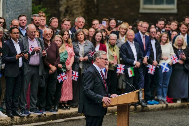 Keir Starmer em seu primeiro discurso como primeiro-ministro britânico em frente a Downing Street, 10, a residência oficial em Londres Keir Starmer em seu primeiro discurso como primeiro-ministro britânico em frente a Downing Street, 10, a residência oficial em Londres