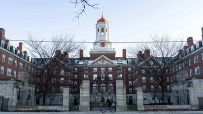 Sob pressão de Trump, Harvard congela contratação de funcionários e professores Sob pressão de Trump, Harvard congela contratação de funcionários e professores