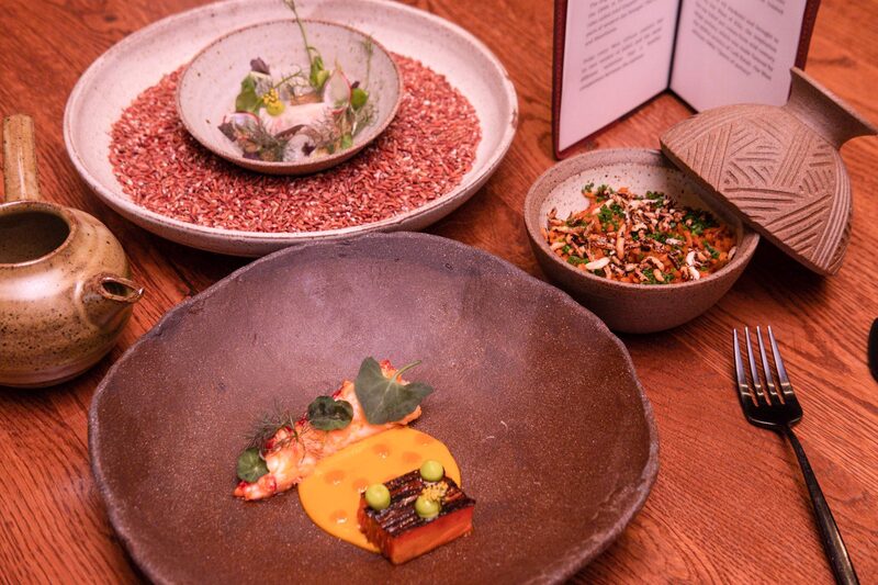 Llamativo arroz jollof, a la derecha, con terrina de langosta y zanahoria en Akoko. Fotógrafo: Evan Ortiz/Bloomberg Llamativo arroz jollof, a la derecha, con terrina de langosta y zanahoria en Akoko. Fotógrafo: Evan Ortiz/Bloomberg