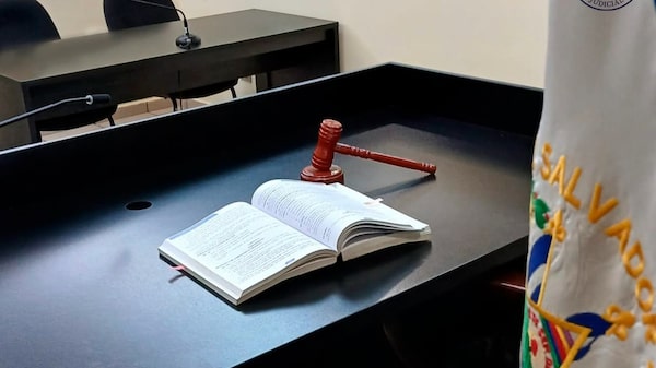 El Salvador condena a tres exmilitares por asesinato de periodistas holandeses en 1982 El Salvador condena a tres exmilitares por asesinato de periodistas holandeses en 1982