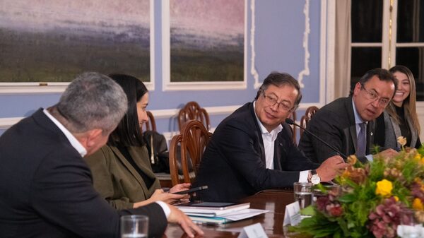 Petro plantea descentralización del Estado en reunión con alcaldes de Colombia Petro plantea descentralización del Estado en reunión con alcaldes de Colombia