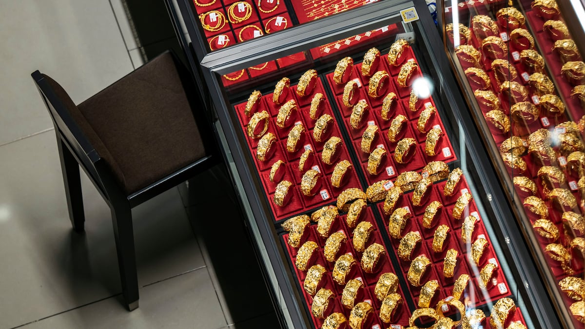El precio del oro se dispara y va camino a su mejor día desde febrero: qué impulsa el repunte