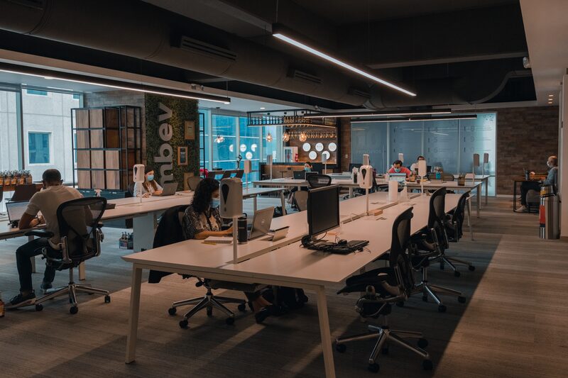 Las oficinas se adaptan al sistema híbrido, presencial y virtual Las oficinas se adaptan al sistema híbrido, presencial y virtual