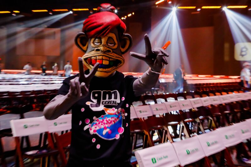 Un espectador lleva una máscara de Bored Ape durante la conferencia Bitcoin 2022 en Miami, Florida. Fotógrafo: Eva Marie Uzcategui/Bloomberg Un espectador lleva una máscara de Bored Ape durante la conferencia Bitcoin 2022 en Miami, Florida. Fotógrafo: Eva Marie Uzcategui/Bloomberg