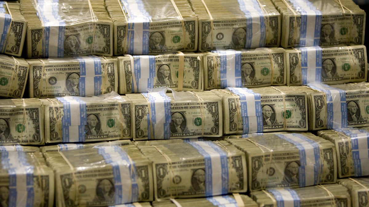 Billetes de un dólar estadounidense se exhiben en el parqué de la Bolsa de Nueva York (NYSE) en Nueva York, EE.UU.