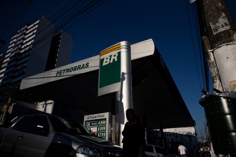 Cartel colocado en el exterior de una gasolinera de Petroleo Brasileiro SA (Petrobras) en Sao Paulo, Brasil, el viernes 1 de junio de 2018. (Victor Moriyama/Bloomberg) Cartel colocado en el exterior de una gasolinera de Petroleo Brasileiro SA (Petrobras) en Sao Paulo, Brasil, el viernes 1 de junio de 2018. (Victor Moriyama/Bloomberg)