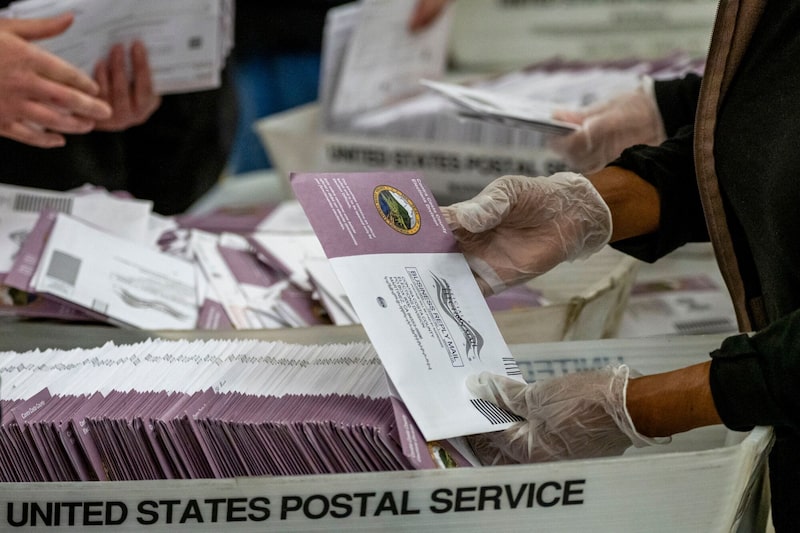 El martes 5 de noviembre de 2024, el personal electoral clasifica las papeletas de voto por correo para las elecciones presidenciales de 2024 en California (EE.UU.). El martes 5 de noviembre de 2024, el personal electoral clasifica las papeletas de voto por correo para las elecciones presidenciales de 2024 en California (EE.UU.).