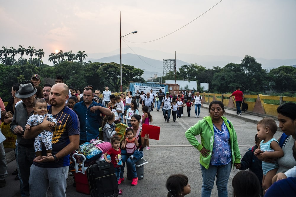 Venezolanos se detienen en un puesto de control migratorio colombiano mientras cruzan el Puente Internacional Simón Bolívar cerca de la frontera con Venezuela, en Cúcuta, Colombia, el miércoles 27 de marzo de 2019. Venezolanos se detienen en un puesto de control migratorio colombiano mientras cruzan el Puente Internacional Simón Bolívar cerca de la frontera con Venezuela, en Cúcuta, Colombia, el miércoles 27 de marzo de 2019.