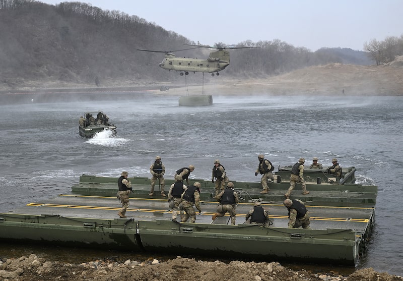 Soldados estadounidenses instalan un puente flotante durante un entrenamiento de maniobras combinadas con cruce de obstáculos acuáticos, en el marco del ejercicio militar conjunto entre Corea del Sur y Estados Unidos "Escudo de la Libertad" de 2026, celebrado en Yeoncheon el 14 de marzo de 2026. (Foto de Jung Yeon-je / AFP vía Getty Images) Soldados estadounidenses instalan un puente flotante durante un entrenamiento de maniobras combinadas con cruce de obstáculos acuáticos, en el marco del ejercicio militar conjunto entre Corea del Sur y Estados Unidos "Escudo de la Libertad" de 2026, celebrado en Yeoncheon el 14 de marzo de 2026. (Foto de Jung Yeon-je / AFP vía Getty Images)