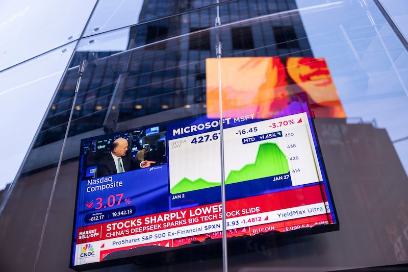 Información bursátil de Microsoft Corp mostrada en el Nasdaq MarketSite de Nueva York, EE.UU., el lunes 27 de enero de 2025. Información bursátil de Microsoft Corp mostrada en el Nasdaq MarketSite de Nueva York, EE.UU., el lunes 27 de enero de 2025.