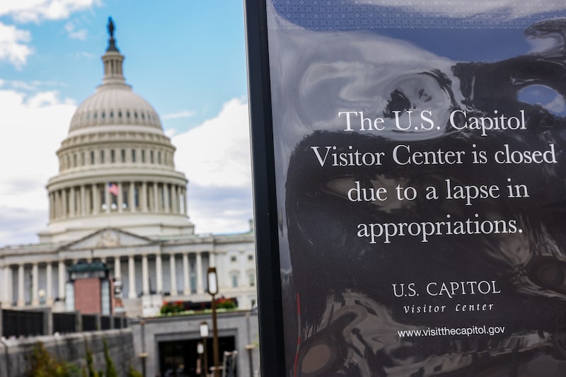 Cartel de "Cerrado" afuera del Capitolio de Estados Unidos en Washington. Fotógrafa: Valerie Plesch/Bloomberg. Cartel de "Cerrado" afuera del Capitolio de Estados Unidos en Washington. Fotógrafa: Valerie Plesch/Bloomberg.