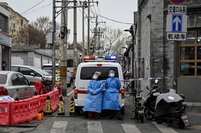 Policiais cercam beco em uma área de Pequim em 17 de março. Fotógrafo: Jade Gao/AFP/Getty Images Policiais cercam beco em uma área de Pequim em 17 de março. Fotógrafo: Jade Gao/AFP/Getty Images