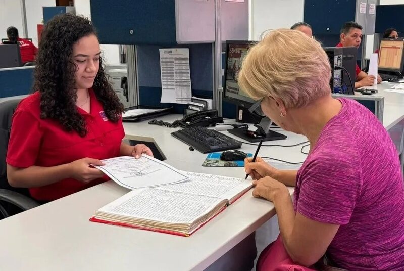 Una contribuyente en Altos Mirandinos es atendida por el personal del SENIAT, el 20 de septiembre de 2024. Una contribuyente en Altos Mirandinos es atendida por el personal del SENIAT, el 20 de septiembre de 2024.