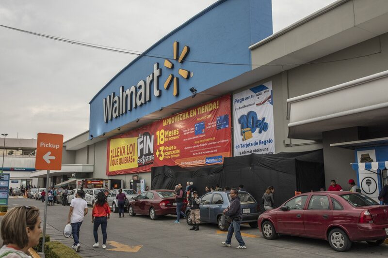 El minorista Wal-Mart de México, que tiene más de 200.000 trabajadores, dijo en una reciente conferencia telefónica sobre ganancias que un aumento del 20% en el salario mínimo que entró en vigor a principios de año obligará a la empresa a ahorrar en otros lugares. El minorista Wal-Mart de México, que tiene más de 200.000 trabajadores, dijo en una reciente conferencia telefónica sobre ganancias que un aumento del 20% en el salario mínimo que entró en vigor a principios de año obligará a la empresa a ahorrar en otros lugares.