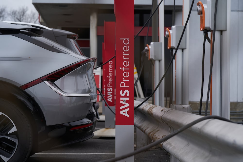 Un vehículo eléctrico Kia EV6 se recarga en un local de alquiler de Avis cerca del aeropuerto LaGuardia de Nueva York.Fotógrafo: Bing Guan/Bloomberg Un vehículo eléctrico Kia EV6 se recarga en un local de alquiler de Avis cerca del aeropuerto LaGuardia de Nueva York.Fotógrafo: Bing Guan/Bloomberg