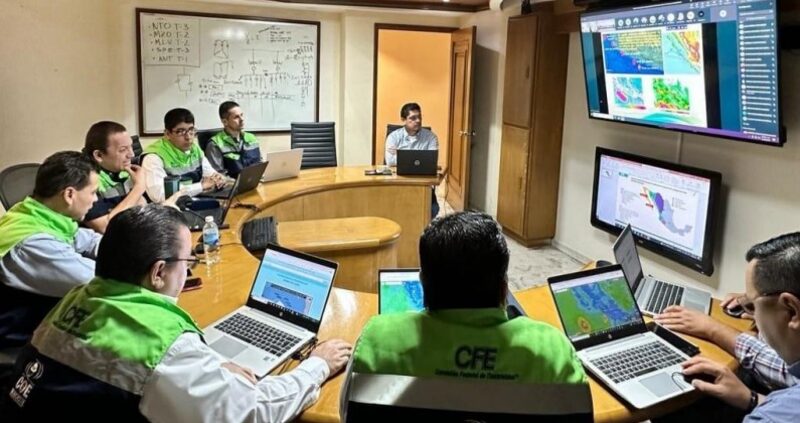 Trabajadores de la empresa energética Comisión Federal de Electricidad (CFE) monitorean la trayectoria del huracán Beatriz en el océano pacífico. (Foto: CFE). Trabajadores de la empresa energética Comisión Federal de Electricidad (CFE) monitorean la trayectoria del huracán Beatriz en el océano pacífico. (Foto: CFE).