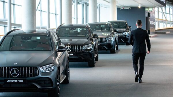 Mercedes to Swing to Top-End Models in Luxury-Car Profit Race Mercedes to Swing to Top-End Models in Luxury-Car Profit Race