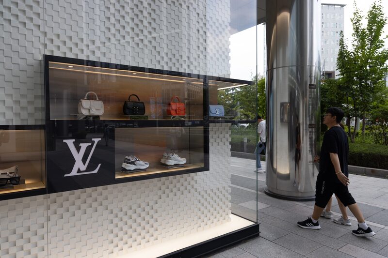 Una tienda Louis Vuitton en los grandes almacenes Shinsegae de Seúl, Corea del Sur.
Fotógrafo: SeongJoon Cho/Bloomberg Una tienda Louis Vuitton en los grandes almacenes Shinsegae de Seúl, Corea del Sur.
Fotógrafo: SeongJoon Cho/Bloomberg