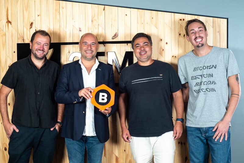 Fabricio Tota, diretor do Mercado Bitcoin, Alexandre Dreyfus, fundador da Socios.com, Reinaldo Rabelo, CEO do Mercado Bitcoin, e Bruno Milanello, executivo de novos negócios do Mercado Bitcoin. Fabricio Tota, diretor do Mercado Bitcoin, Alexandre Dreyfus, fundador da Socios.com, Reinaldo Rabelo, CEO do Mercado Bitcoin, e Bruno Milanello, executivo de novos negócios do Mercado Bitcoin.