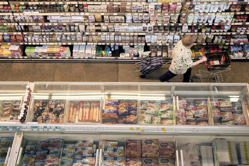 Na base anual, a alta foi de 10,3%, acima da leitura de 8,5% do último mês. O núcleo da inflação mensal subiu 0,4%, contra uma projeção de queda de 0,1%. Na base anual, a alta foi de 10,3%, acima da leitura de 8,5% do último mês. O núcleo da inflação mensal subiu 0,4%, contra uma projeção de queda de 0,1%.