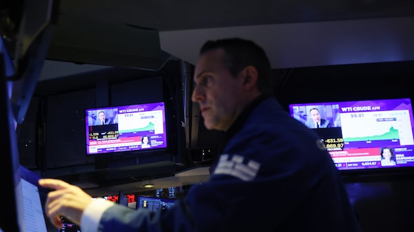 Wall Street cae presionado por el repunte del petróleo y tensiones en el crédito privado Wall Street cae presionado por el repunte del petróleo y tensiones en el crédito privado