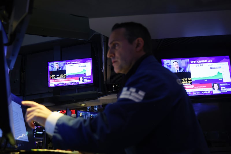 Traders At The New York Stock Exchange As Stocks And Bonds Slide Globally As Oil Tops $100 Traders At The New York Stock Exchange As Stocks And Bonds Slide Globally As Oil Tops $100