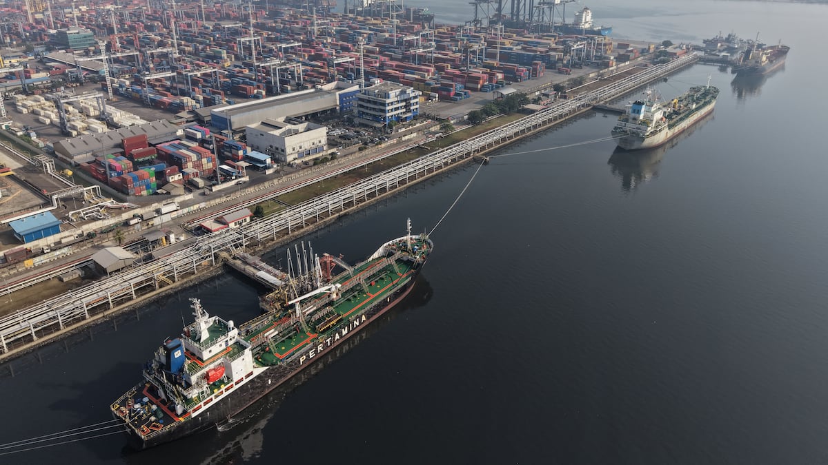 Buques cisterna atracados en una instalación de PT Pertamina en el puerto de Tanjung Priok, en Yakarta (Indonesia), el viernes 3 de julio de 2026