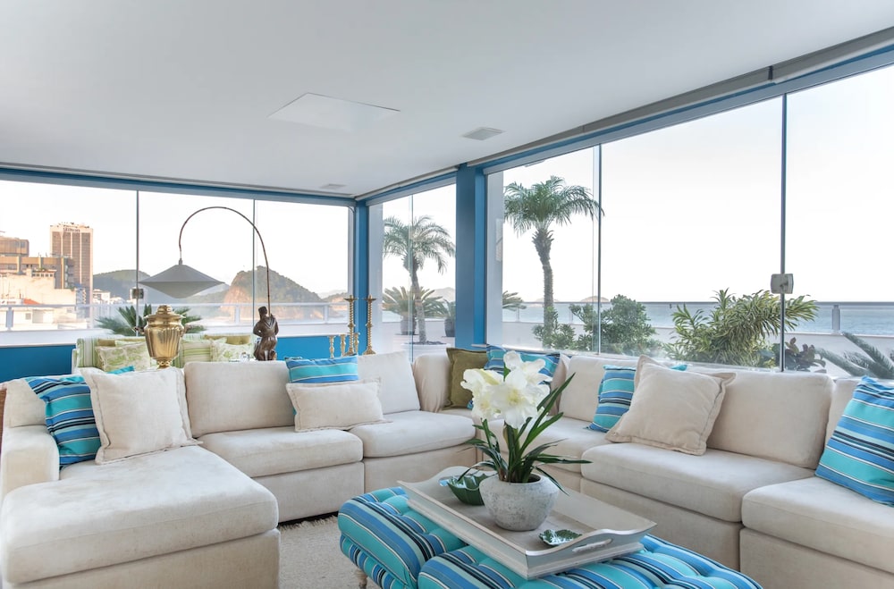 Interior de apartamento no Edifício Chopin, com vista para as montanhas do entorno de Copacabana. Unidades laterais no prédio registram preço médio de R$ 16.200 por metro quadrado, segundo a Judice & Araujo. Interior de apartamento no Edifício Chopin, com vista para as montanhas do entorno de Copacabana. Unidades laterais no prédio registram preço médio de R$ 16.200 por metro quadrado, segundo a Judice & Araujo.