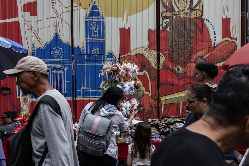 Compradores en un mercado callejero de São Paulo. Fotógrafa: Maira Erlich/Bloomberg Compradores en un mercado callejero de São Paulo. Fotógrafa: Maira Erlich/Bloomberg