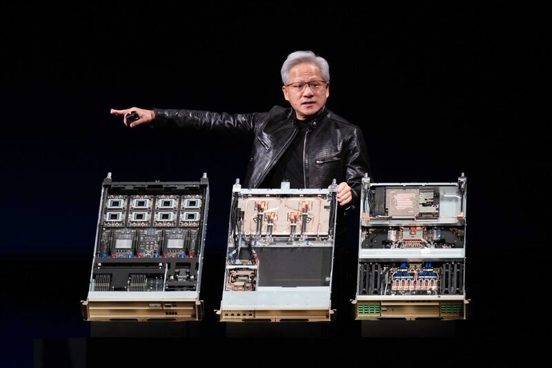 El CEO de Nvidia presenta sistemas de computación durante un evento de la compañía. El CEO de Nvidia presenta sistemas de computación durante un evento de la compañía.