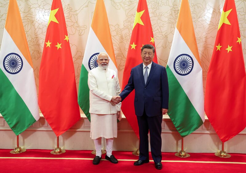 Narendra Modi (à esq) e Xi Jinping: primeiro encontro desde que Trump tomou posse. (Fonte: Press Information Bureau, Government of India) Narendra Modi (à esq) e Xi Jinping: primeiro encontro desde que Trump tomou posse. (Fonte: Press Information Bureau, Government of India)