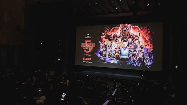 Directivo de Netflix dice que el acuerdo con Warner pondría más películas en los cines Directivo de Netflix dice que el acuerdo con Warner pondría más películas en los cines