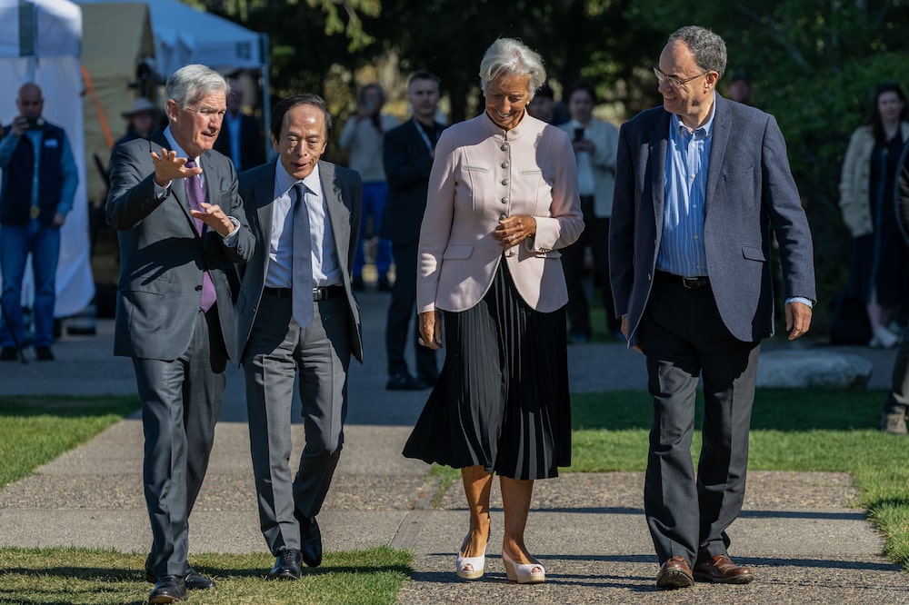 Jerome Powell, chairman of the US Federal Reserve, from left, Kazuo Ueda, governor of the Bank of Japan (BOJ), Christine Lagarde, president of the European Central Bank (ECB), and Andrew Bailey, governor of the Bank of England (BOE), walk the grounds during the Kansas City Federal Reserve's Jackson Hole Economic Policy Symposium in Moran, Wyoming, US, on Friday, Aug. 22, 2025. Powell carefully opened the door to an interest-rate cut in September, pointing to rising risks for the labor market even as worries over inflation remain. Photographer: David Paul Morris/Bloomberg Jerome Powell, chairman of the US Federal Reserve, from left, Kazuo Ueda, governor of the Bank of Japan (BOJ), Christine Lagarde, president of the European Central Bank (ECB), and Andrew Bailey, governor of the Bank of England (BOE), walk the grounds during the Kansas City Federal Reserve's Jackson Hole Economic Policy Symposium in Moran, Wyoming, US, on Friday, Aug. 22, 2025. Powell carefully opened the door to an interest-rate cut in September, pointing to rising risks for the labor market even as worries over inflation remain. Photographer: David Paul Morris/Bloomberg