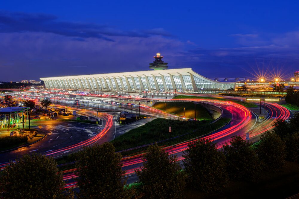 El tráfico se arremolina alrededor de la terminal de pasajeros en una tarde ajetreada en el Aeropuerto Internacional Washington Dulles el 28 de mayo de 2024, en Sterling, Virginia. El tráfico se arremolina alrededor de la terminal de pasajeros en una tarde ajetreada en el Aeropuerto Internacional Washington Dulles el 28 de mayo de 2024, en Sterling, Virginia.
