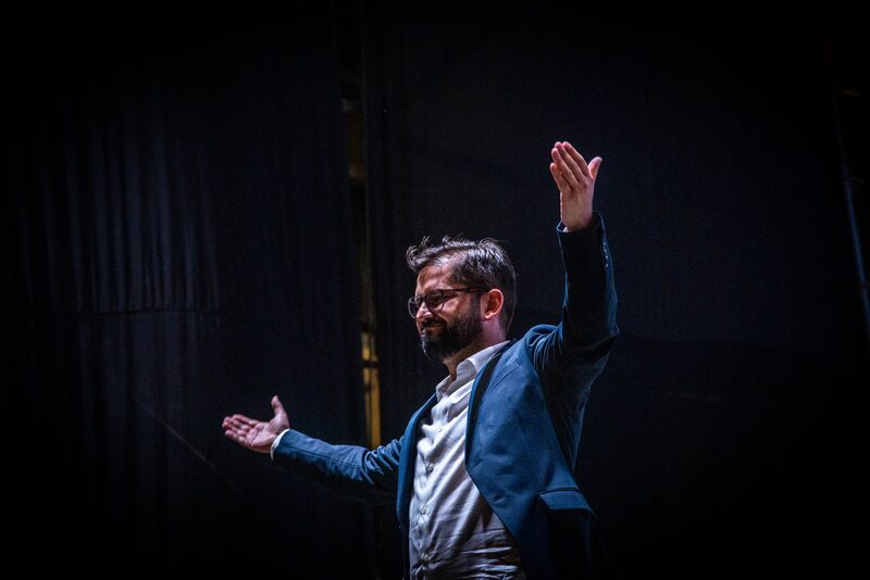 Gabriel Boric, presidente electo de Chile, durante un mitin en la noche de las elecciones en Santiago, Chile, el domingo 19 de diciembre de 2021.Fotógrafo: Cristobal Olivares / Bloomberg Gabriel Boric, presidente electo de Chile, durante un mitin en la noche de las elecciones en Santiago, Chile, el domingo 19 de diciembre de 2021.Fotógrafo: Cristobal Olivares / Bloomberg